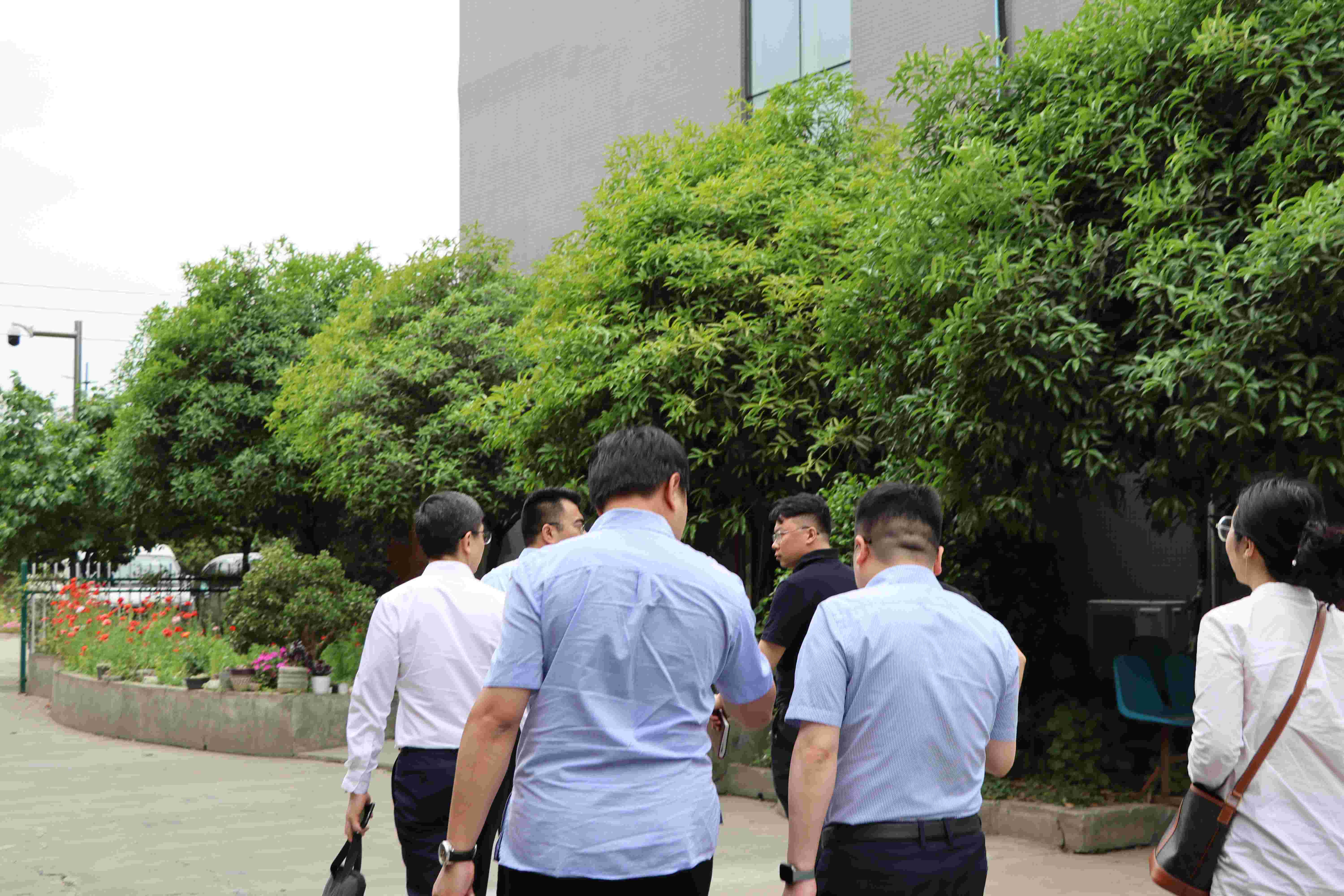 重慶市大渡口區(qū)招商投資局局長李文超一行蒞臨四川智龍激光考察交流