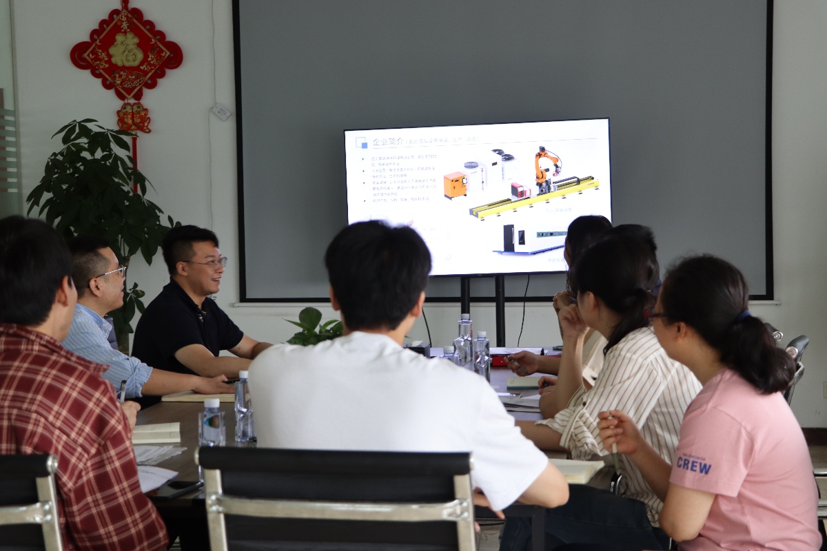 新都區(qū)新經(jīng)濟(jì)和科技局局長王新培一行蒞臨智龍激光考察指導(dǎo)