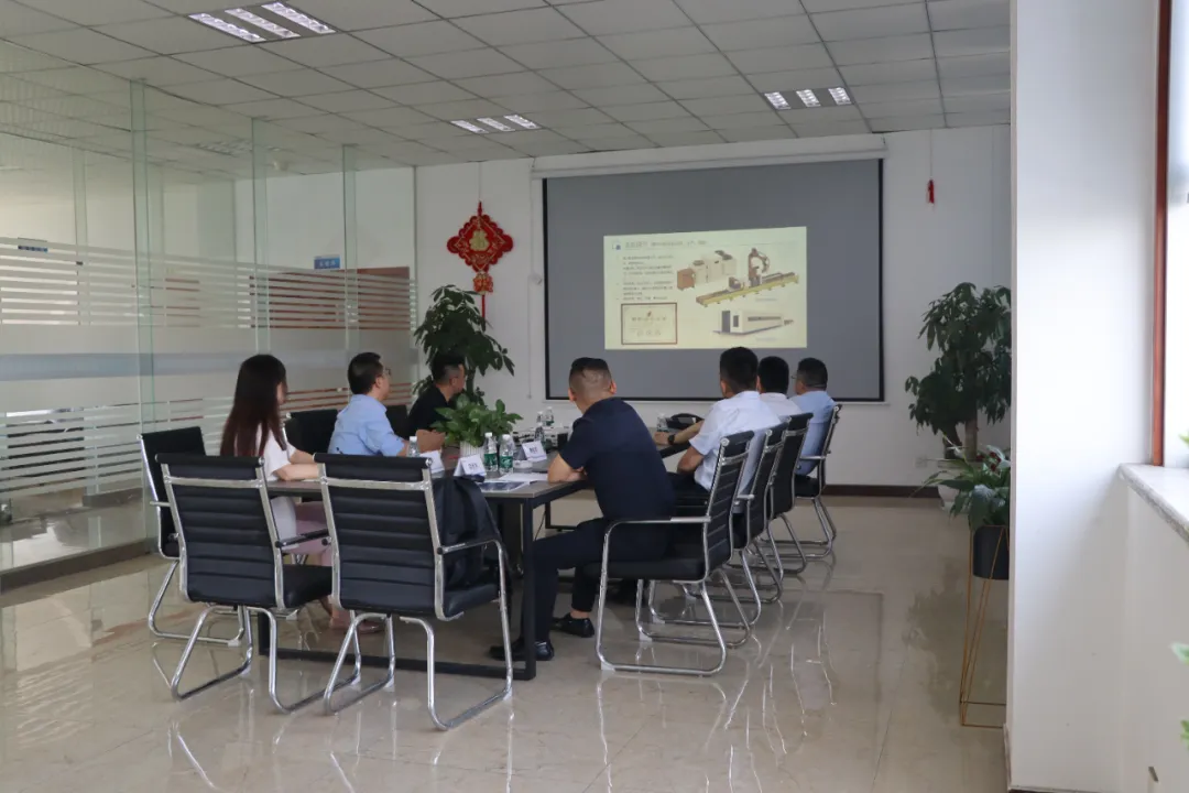 啟東市高新技術(shù)產(chǎn)業(yè)開發(fā)區(qū)一行蒞臨智龍激光考察指導(dǎo)